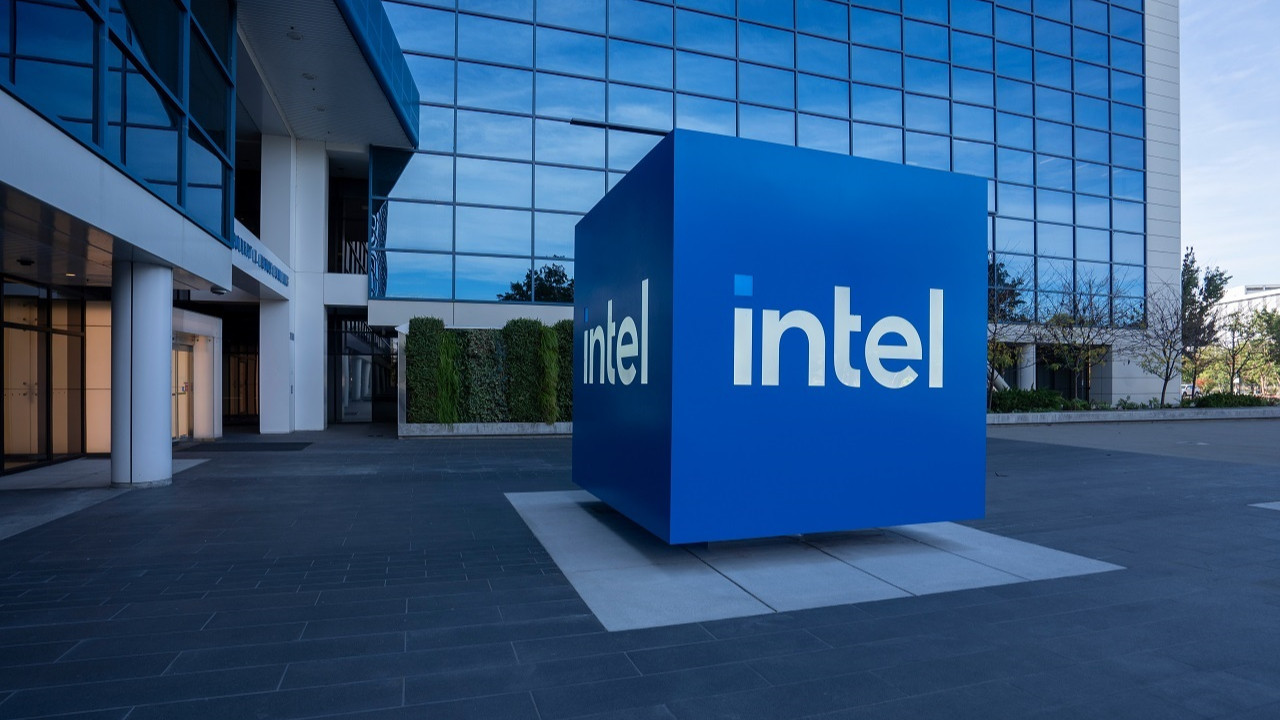 Intel: Zayıf Tahmin Sonrası Hisse Senedi Neden %14 Düştü?